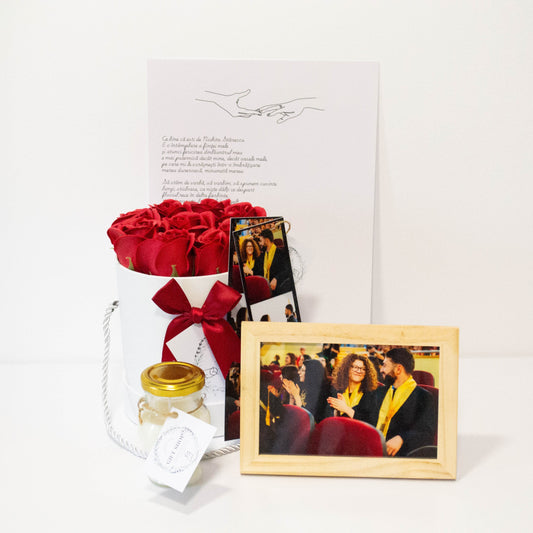 Set Cadou Personalizat Premium - Aranjament Floral, Lumânare din Soia, Ramă Foto, Semne de Carte, Felicitare