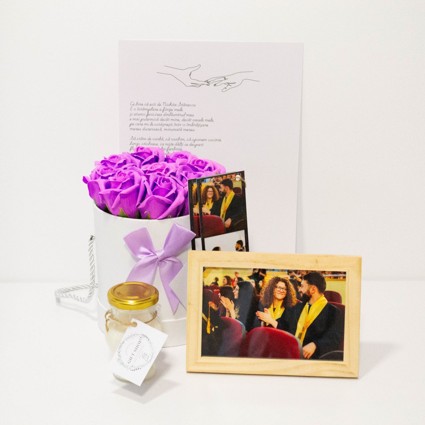 Set Cadou Personalizat Premium - Aranjament Floral, Lumânare din Soia, Ramă Foto, Semne de Carte, Felicitare